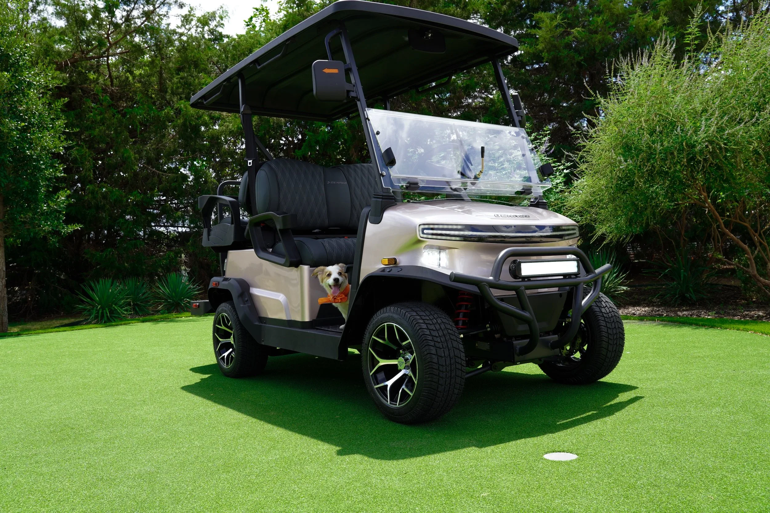 Carro de golf eléctrico Denago Nomad vista lateral con pasajeros