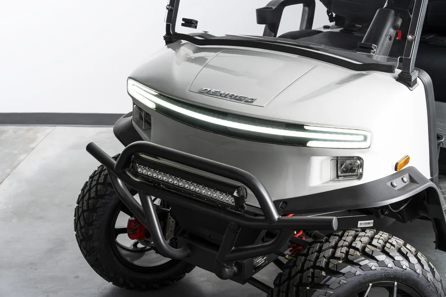 Carro de golf eléctrico Denago Nomad en estudio fotográfico