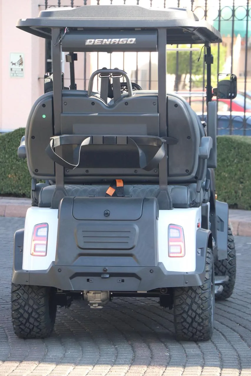 Carro de golf eléctrico Denago blanco vista trasera